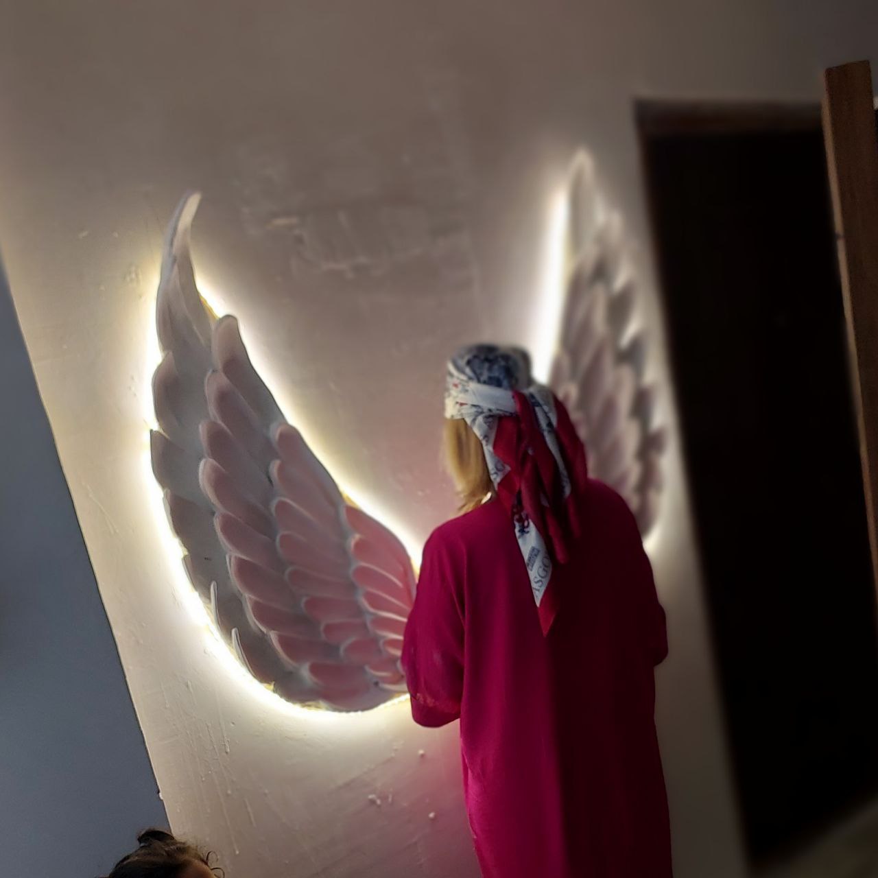 با توجه به رشد روزافزون ساختمان‌سازی و طراحی داخلی در کرج، گچبری مدرن در کرج به عنوان یک عنصر کلیدی در زیباسازی فضاها می‌تواند تأثیر بسزایی در جلب توجه و رضایت مشتریان داشته باشد. آکادمی ویدا مهر با تمرکز بر به روز بودن و ارائه نوآوری، همواره در تلاش است تا به هنرجویان خلاق و مستعد، فرصتی مناسب برای شکوفایی استعدادهایشان در زمینه آموزش گچبری مدرن  بدهد.